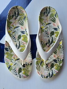 Crocs Kadee II Flip Flop Sandal With Vera Bradley Print Footbed Size US 10